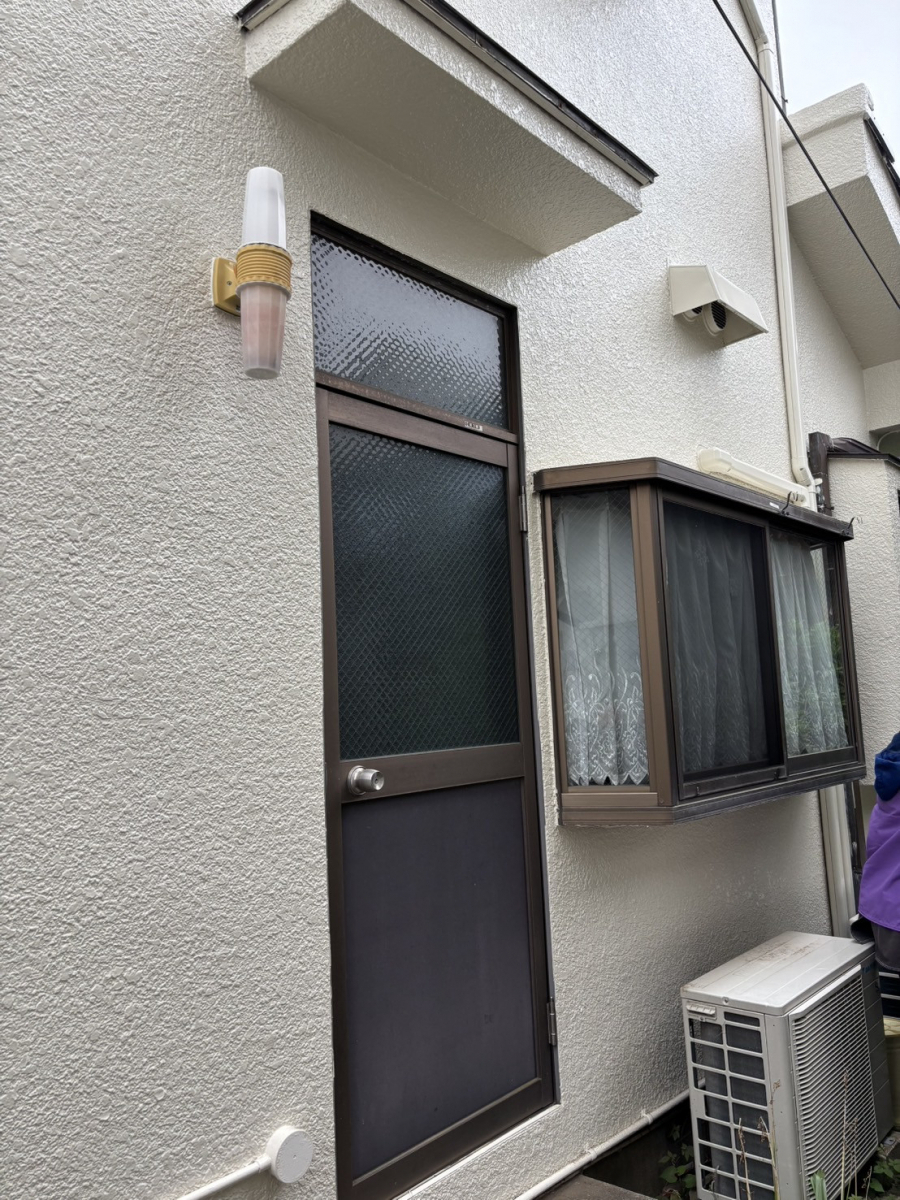 井上住器の茅ヶ崎市【勝手口ドアリフォーム工事】の施工前の写真1