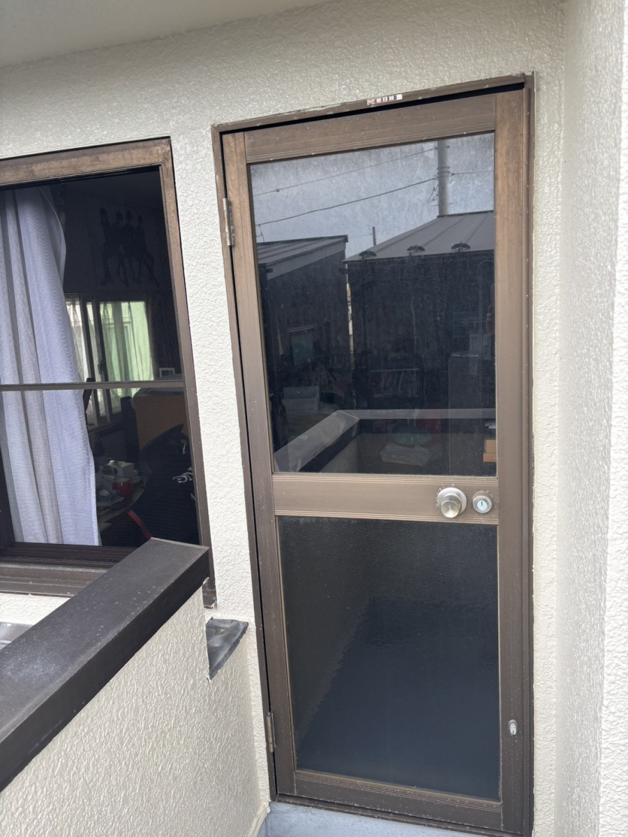 井上住器の茅ヶ崎市【勝手口ドアリフォーム工事】の施工前の写真2