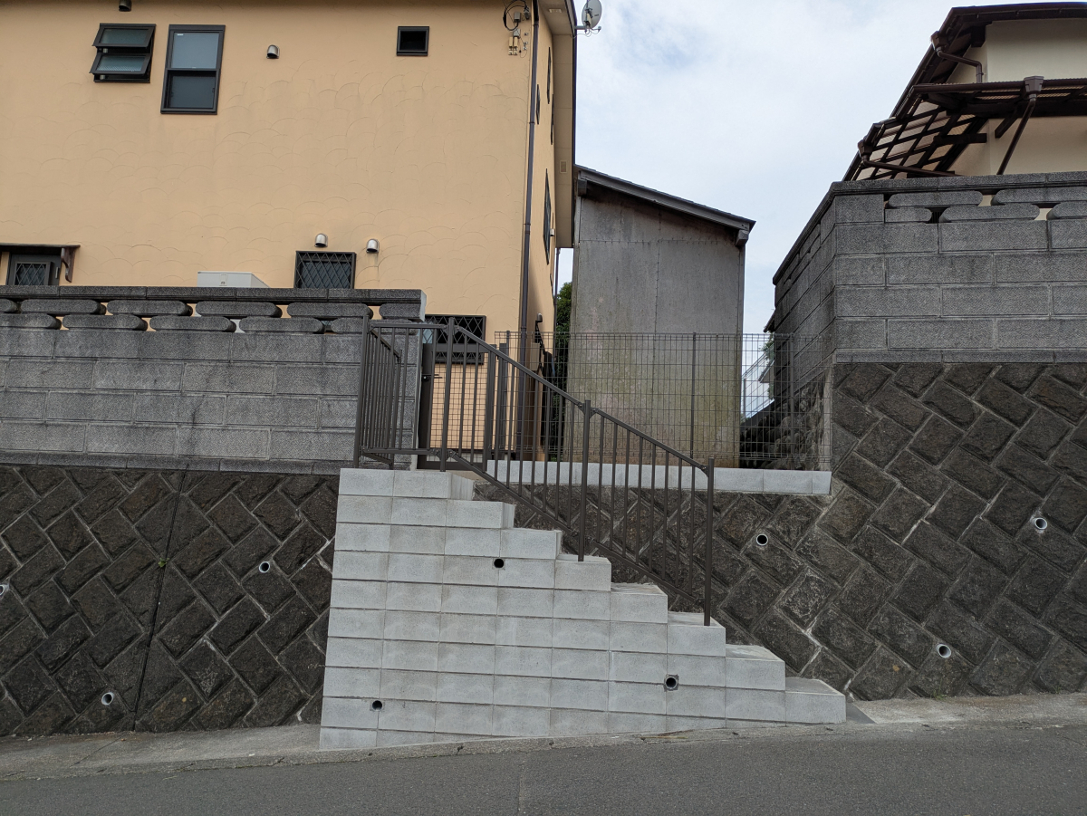 井上住器の秦野市【外階段新設】の施工後の写真1