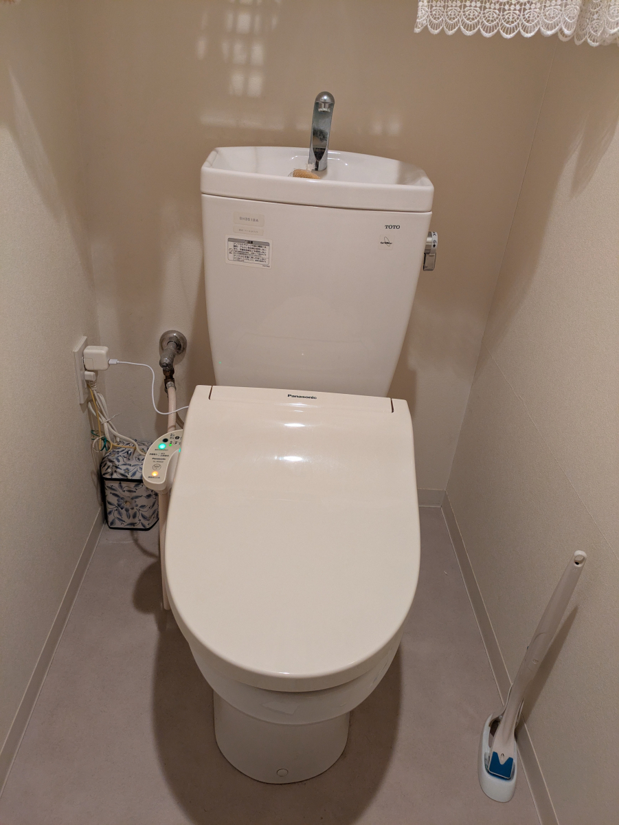 井上住器の茅ヶ崎市【洗面台&トイレ交換工事】の施工前の写真2