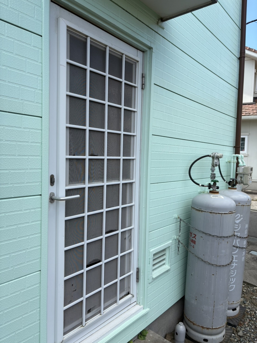 井上住器の大磯町【勝手口ドアリフォーム工事】の施工前の写真1