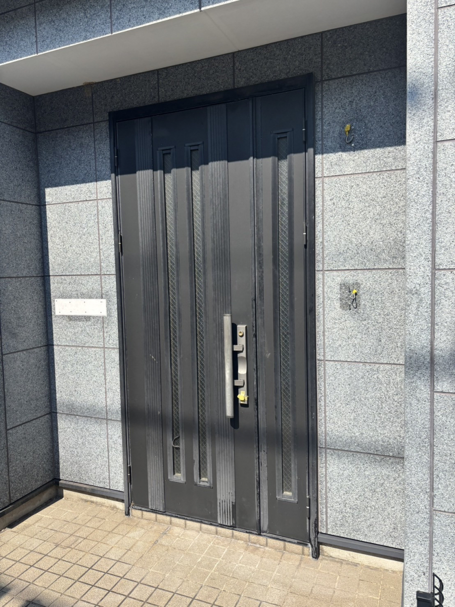 井上住器の横浜市【玄関ドアリフォーム工事】の施工前の写真1