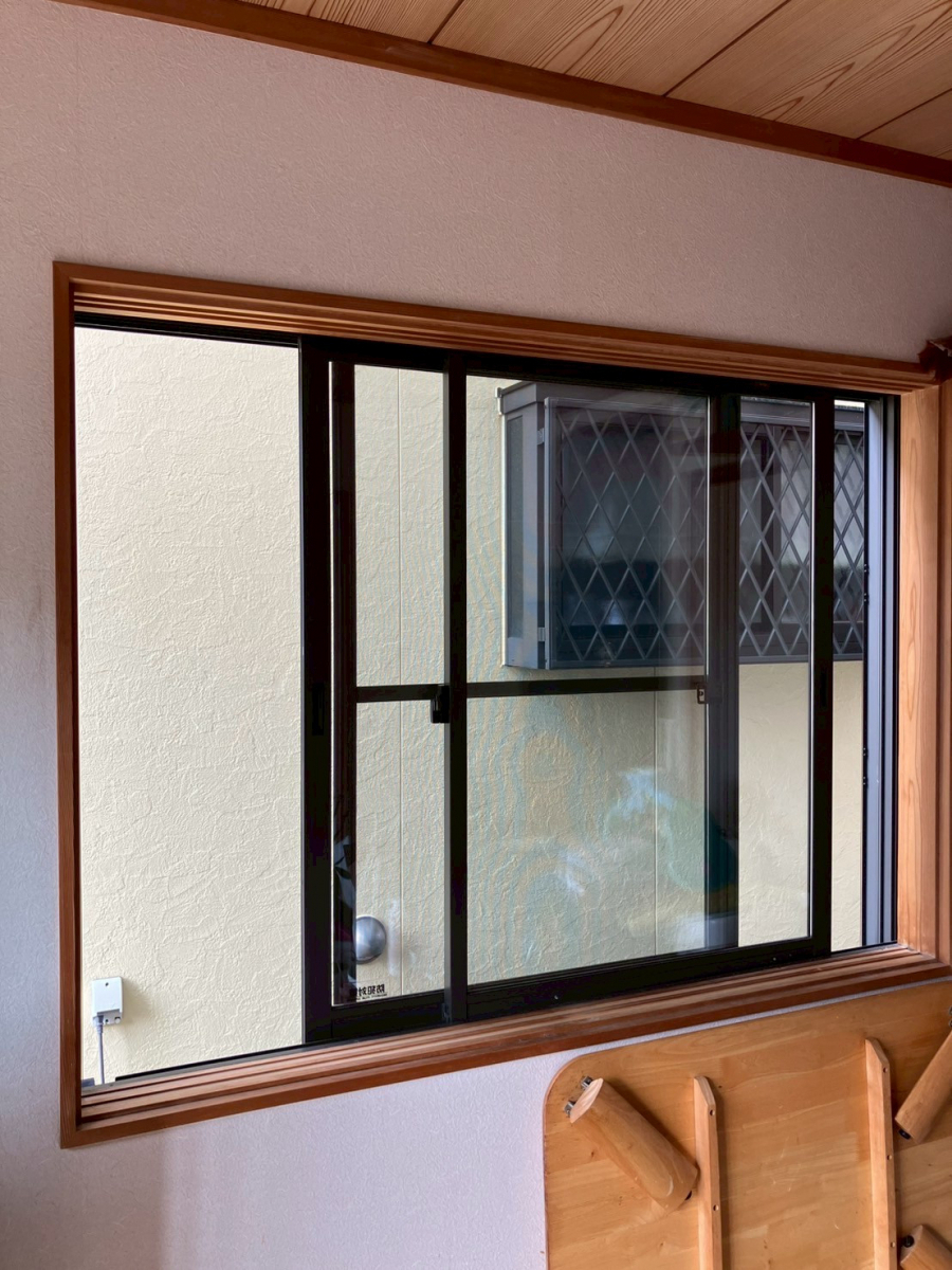 井上住器の茅ヶ崎市【内窓インプラス】型ガラスにもできますの施工前の写真1