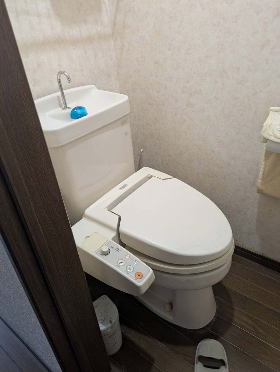 井上住器の茅ヶ崎市【トイレリフォーム工事】タンクレストイレでオシャレに変身の施工前の写真1