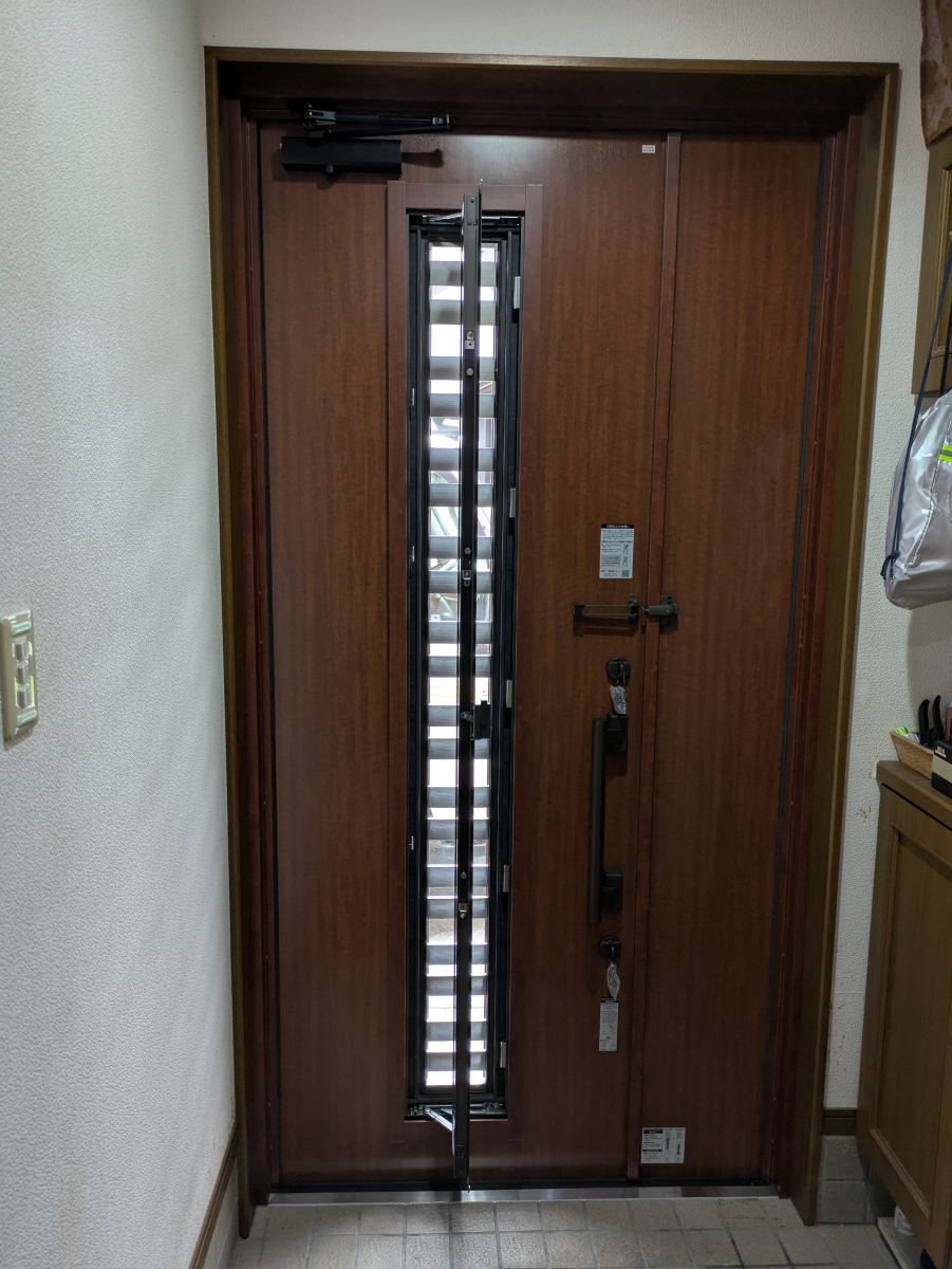 井上住器の茅ヶ崎市【玄関ドアリフォーム工事】アルミ玄関ドアからの熱をどうにかしたいの施工後の写真2