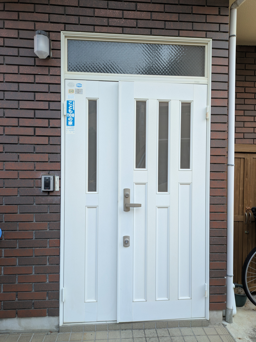 井上住器の茅ヶ崎市【玄関ドアリフォーム工事】アルミ玄関ドアからの熱をどうにかしたいの施工前の写真1
