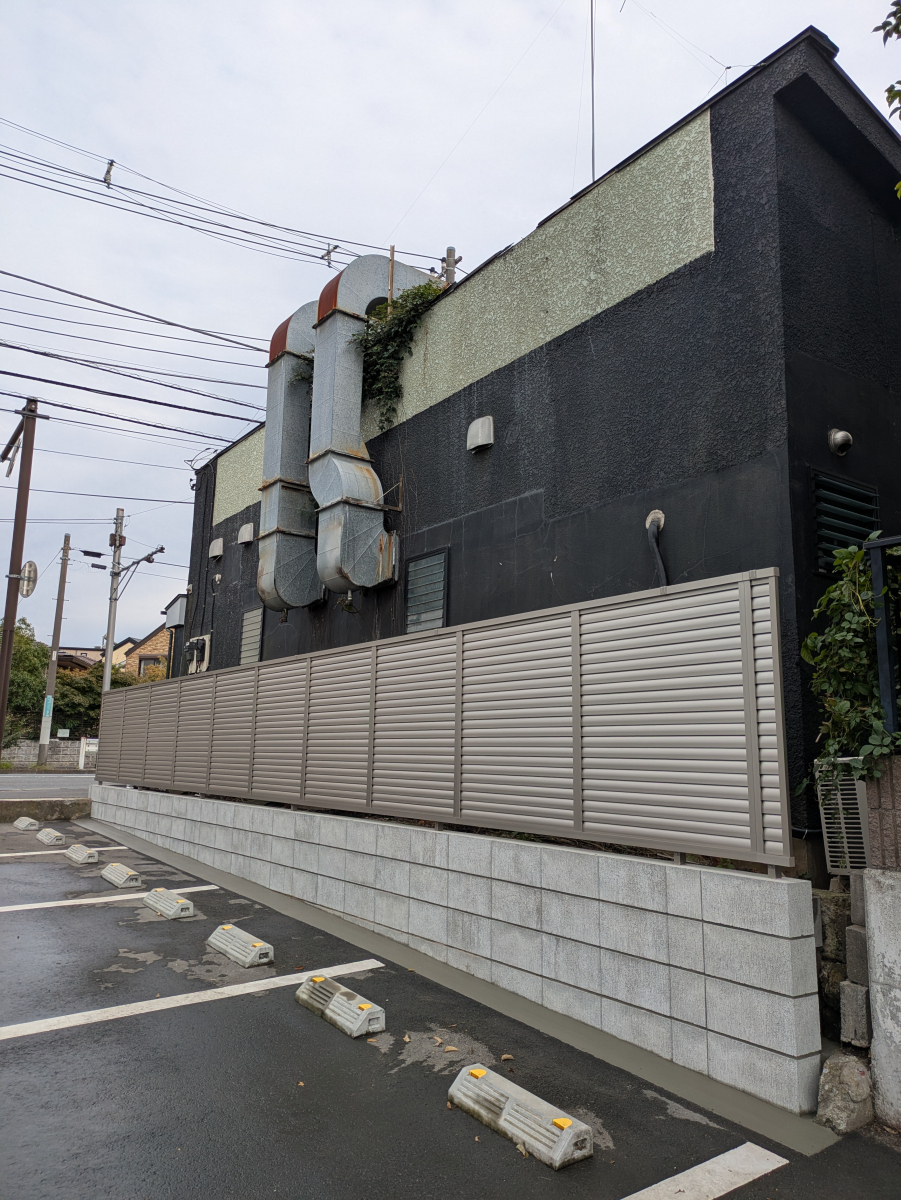 井上住器の藤沢市【外構工事】病院の来院専用駐車場のブロックフェンスリフォーム工事の施工後の写真1