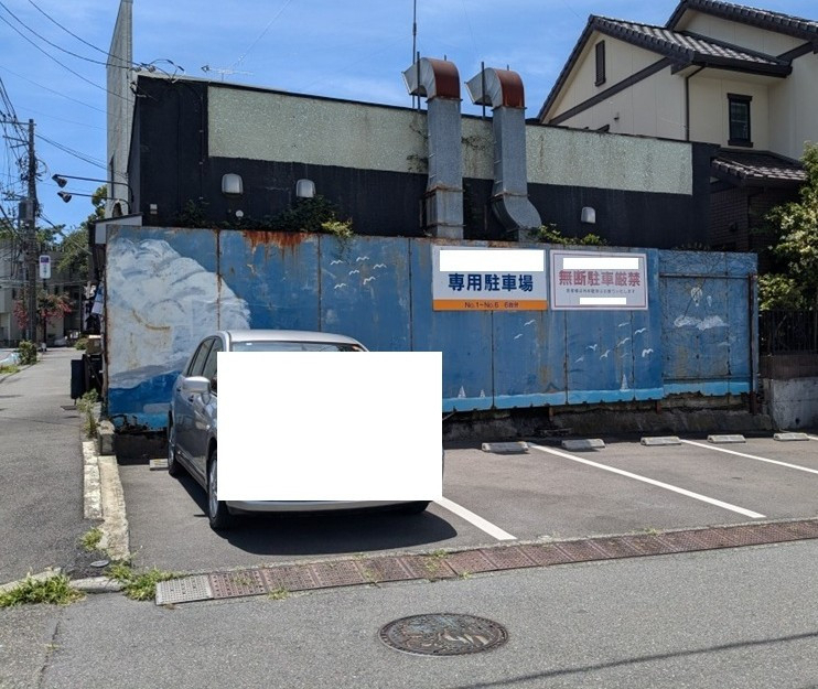 井上住器の藤沢市【外構工事】病院の来院専用駐車場のブロックフェンスリフォーム工事の施工前の写真1