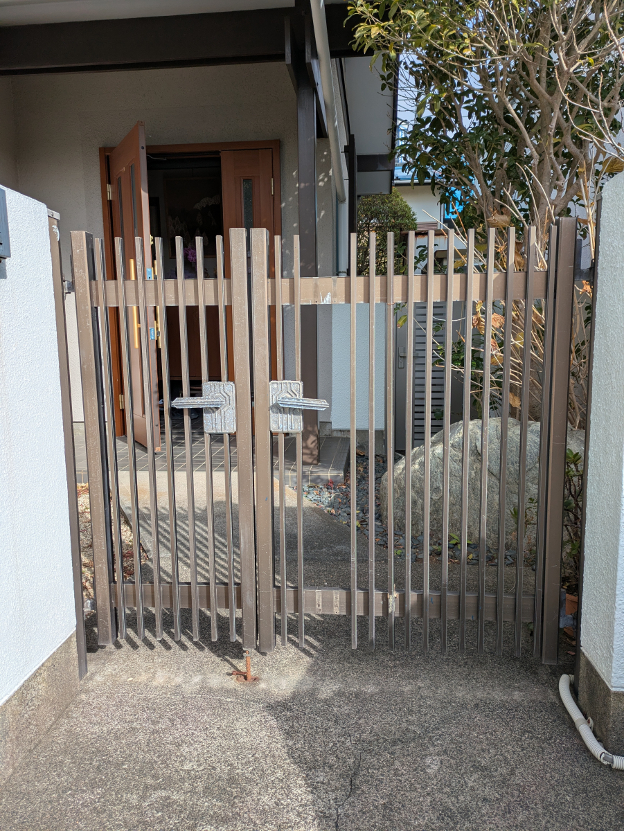 井上住器の逗子市【外構リフォーム工事】お家のリフォームに伴いお庭もキレイにリフォーム！の施工前の写真1