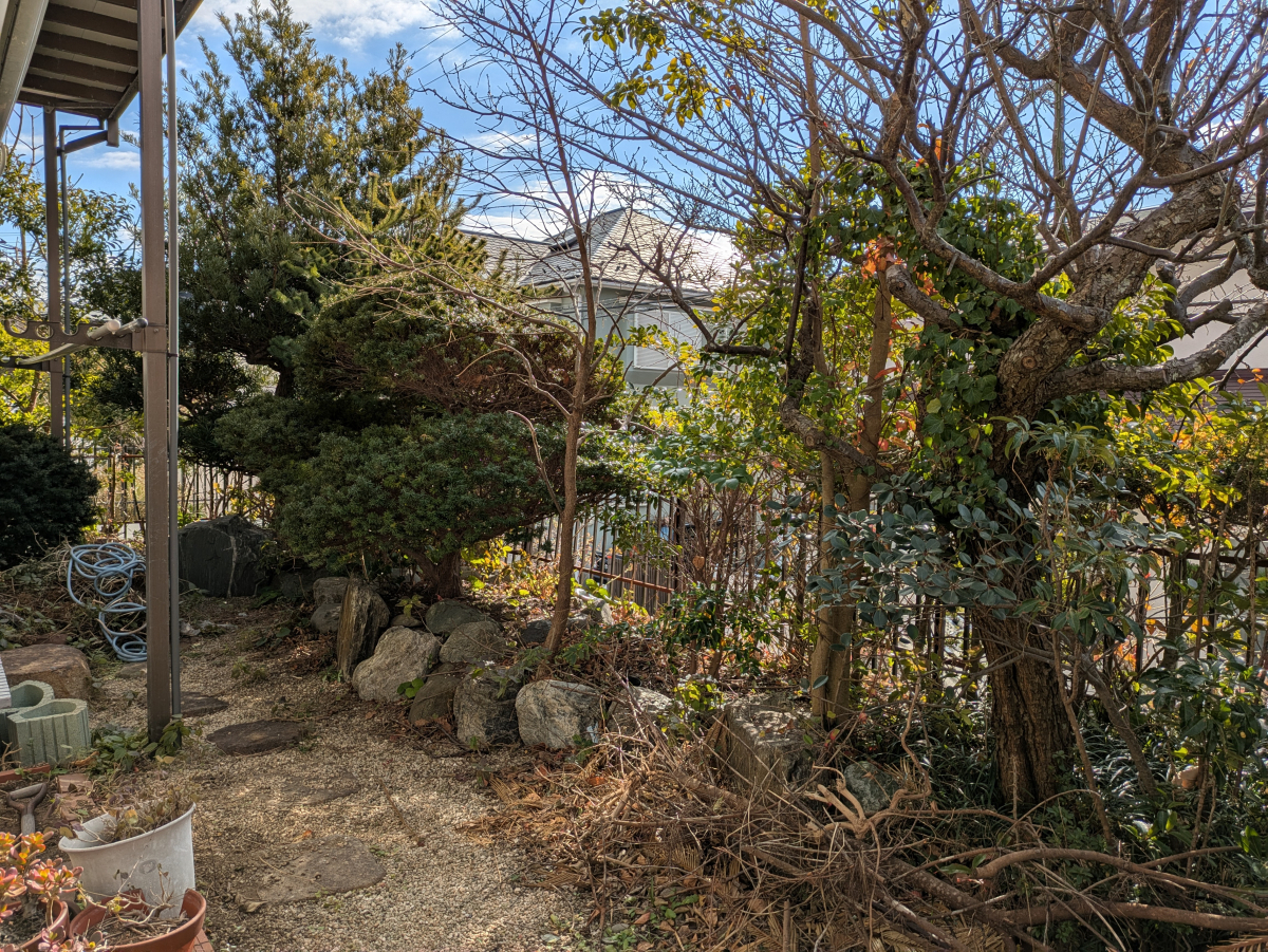 井上住器の逗子市【外構リフォーム工事】お家のリフォームに伴いお庭もキレイにリフォーム！の施工前の写真3