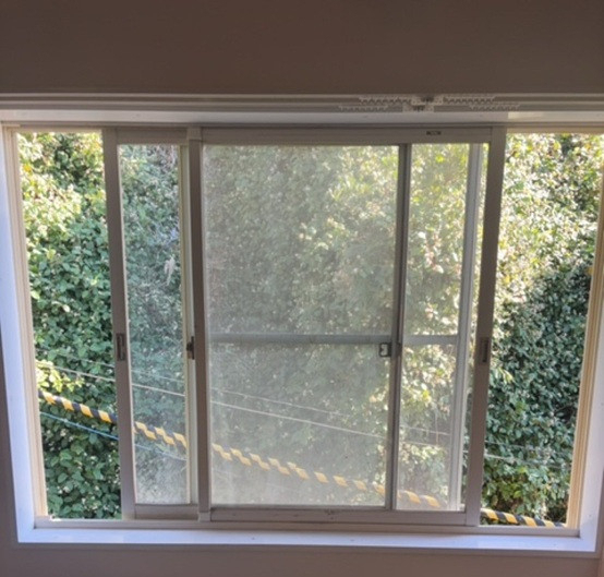 井上住器の鎌倉市【内窓インプラス工事】夏だけじゃない窓の悩みの施工前の写真1