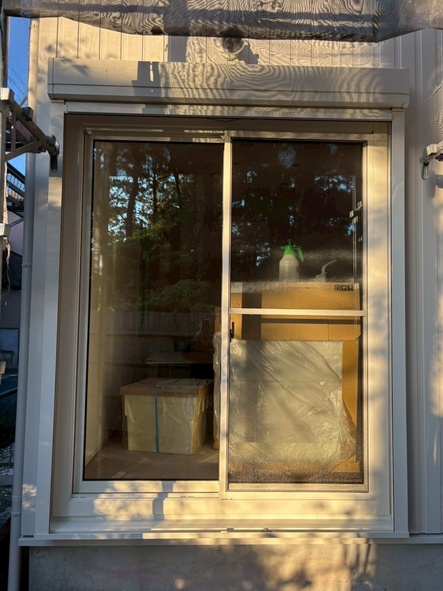 井上住器の茅ヶ崎市【内窓インプラス・カバー工法取替窓リプラス】外気温を受けやすかった窓をリフォームの施工後の写真1