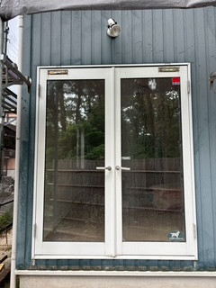 井上住器の茅ヶ崎市【内窓インプラス・カバー工法取替窓リプラス】外気温を受けやすかった窓をリフォームの施工前の写真1