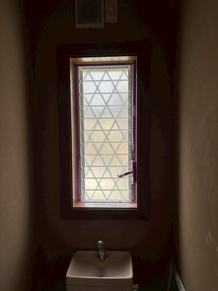 井上住器の茅ヶ崎市【内窓インプラス・カバー工法取替窓リプラス】外気温を受けやすかった窓をリフォームの施工前の写真2