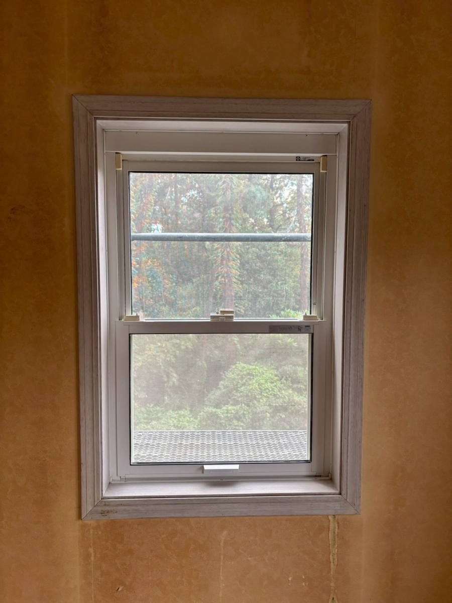 井上住器の茅ヶ崎市【内窓インプラス・カバー工法取替窓リプラス】外気温を受けやすかった窓をリフォームの施工前の写真3