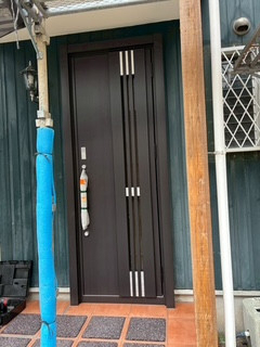 井上住器の茅ヶ崎市【玄関リフォーム工事】電気錠玄関ドアにリノベーションの施工後の写真1