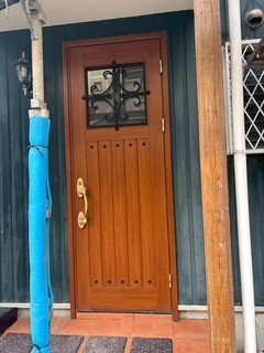 井上住器の茅ヶ崎市【玄関リフォーム工事】電気錠玄関ドアにリノベーションの施工前の写真1