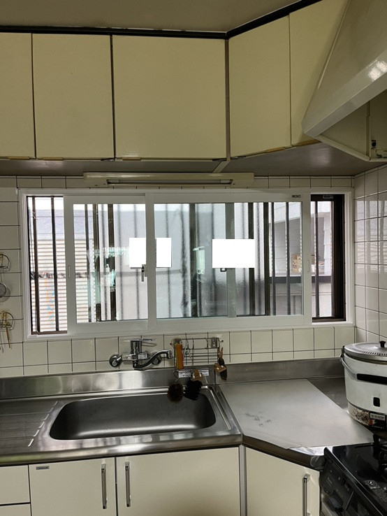井上住器の南足柄市【内窓インプラス工事】底冷えするキッチンをインプラスで断熱性UPの施工後の写真1