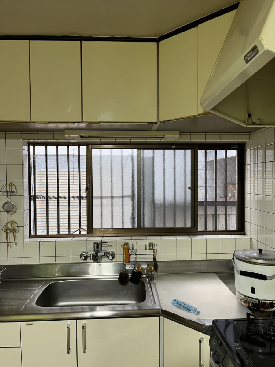 井上住器の南足柄市【内窓インプラス工事】底冷えするキッチンをインプラスで断熱性UPの施工前の写真1