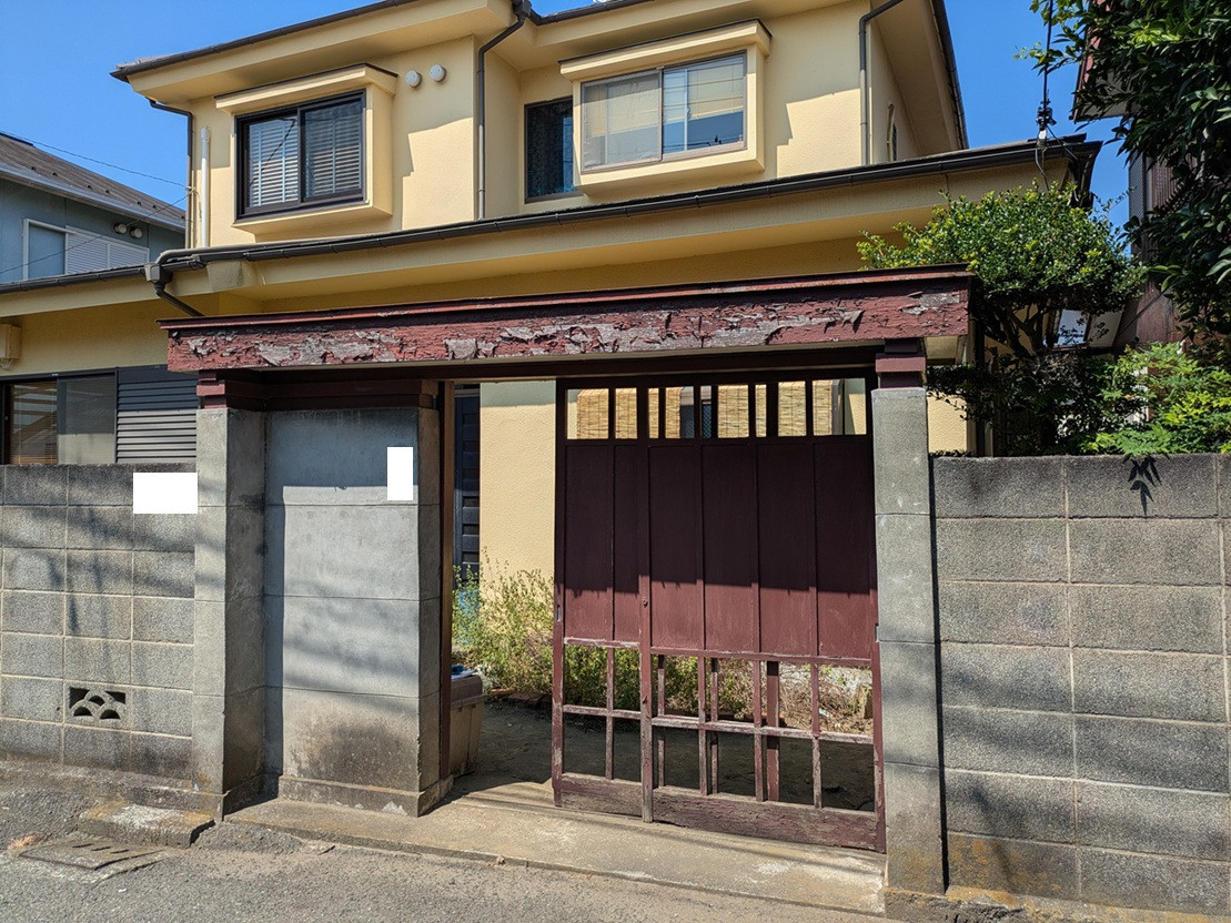 井上住器の藤沢市【外構工事】木製の門扉引戸が開閉困難になってしまいましたの施工前の写真1