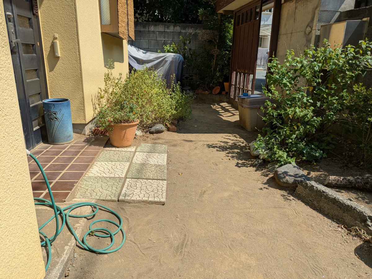 井上住器の藤沢市【外構工事】木製の門扉引戸が開閉困難になってしまいましたの施工前の写真2