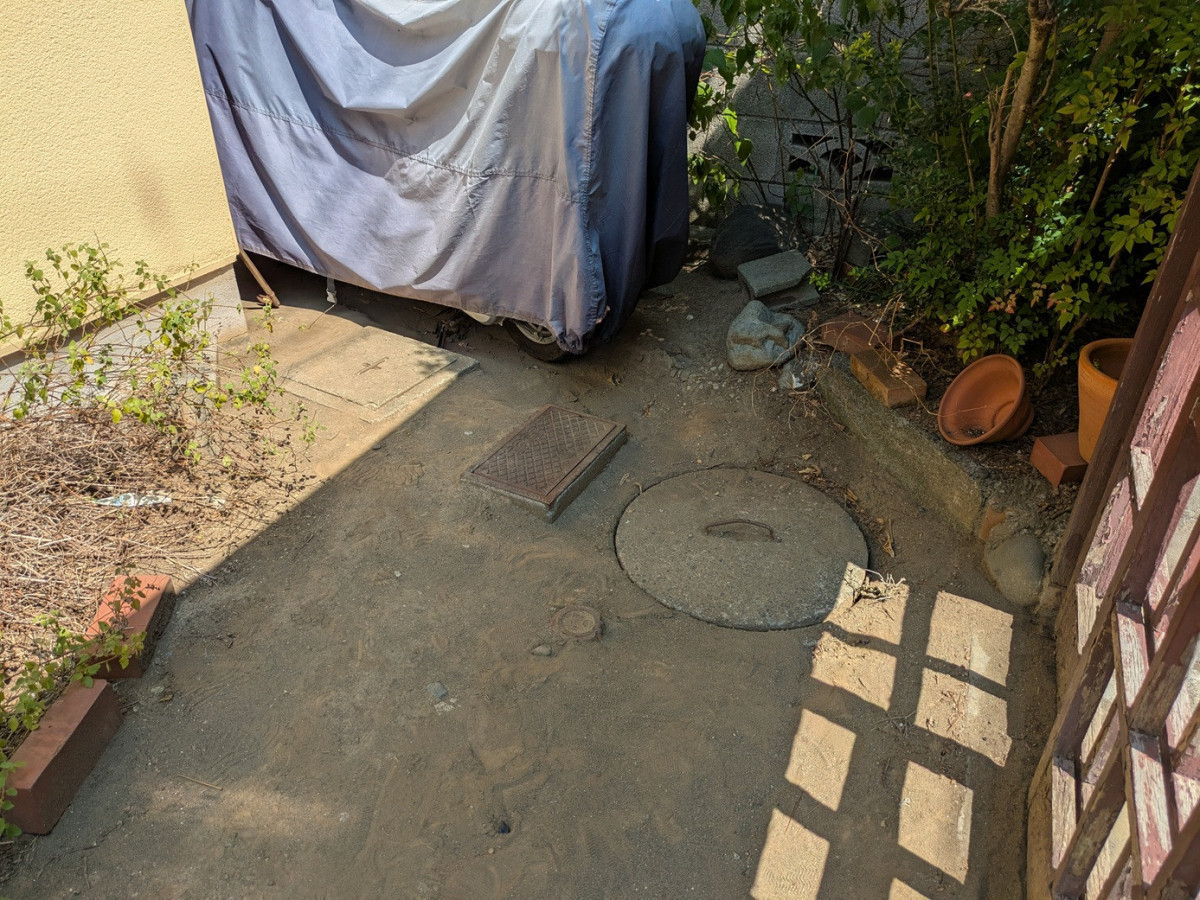 井上住器の藤沢市【外構工事】木製の門扉引戸が開閉困難になってしまいましたの施工前の写真3