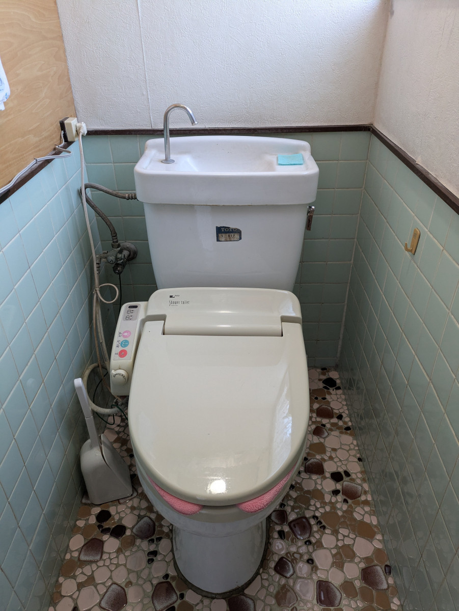 井上住器の茅ヶ崎市【トイレ便器交換工事】の施工前の写真1