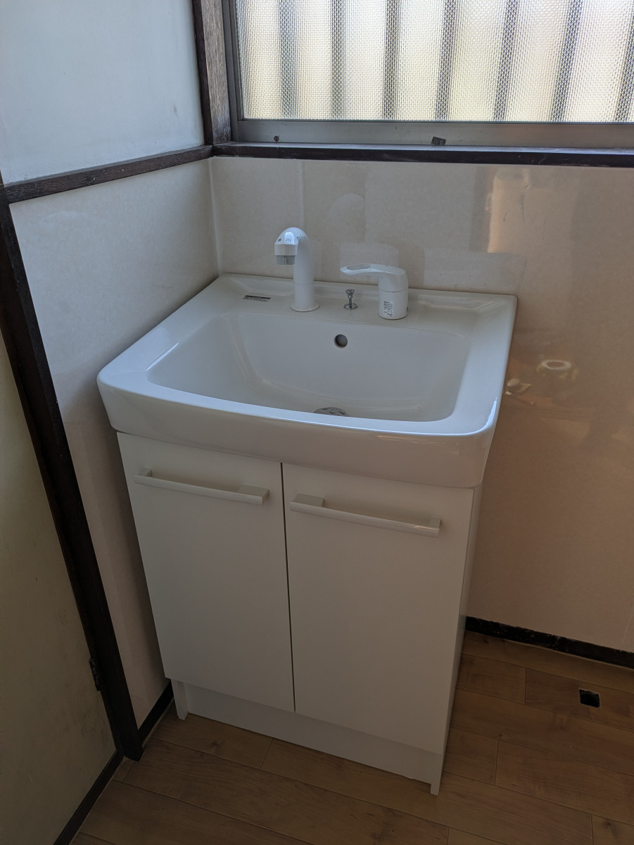 井上住器の藤沢市【洗面台交換工事】水垢や収納扉の劣化が気になりついにリフォームしました！の施工後の写真1