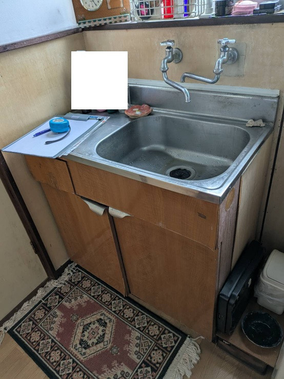 井上住器の藤沢市【洗面台交換工事】水垢や収納扉の劣化が気になりついにリフォームしました！の施工前の写真1