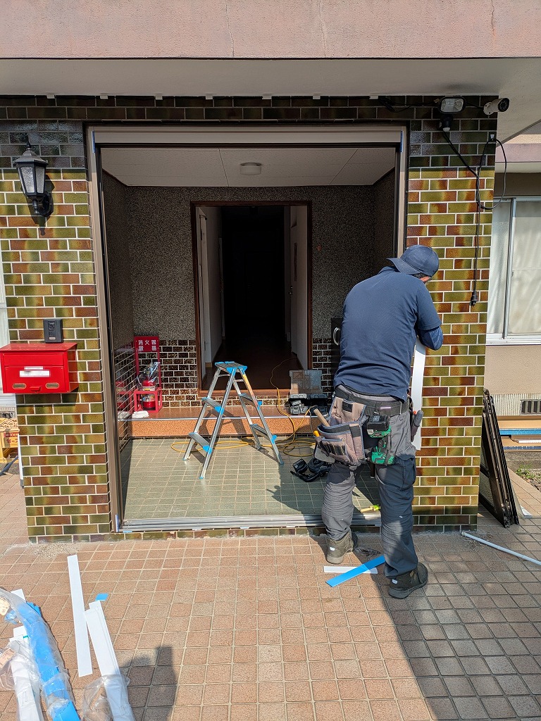 伸興トーヨー住器の玄関1dayリフォーム 玄関引戸のお取替えの施工事例詳細写真1