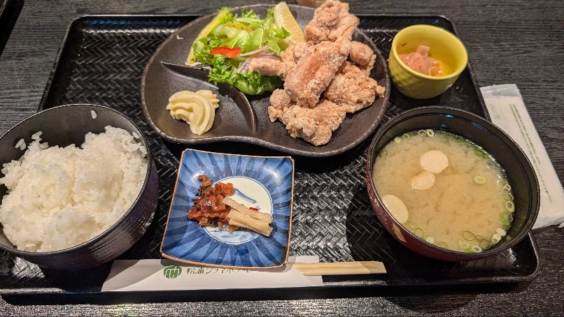 ランチメニュー 気分は「唐揚げ定食」♬ 伸興トーヨー住器のブログ 写真2