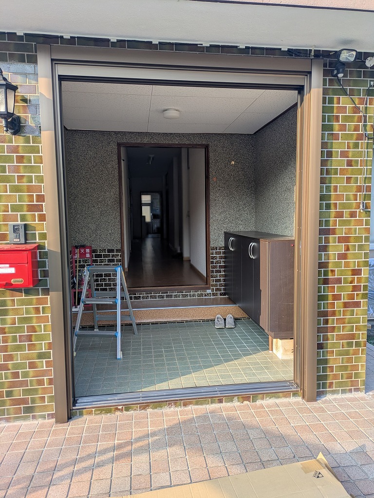 伸興トーヨー住器の玄関1dayリフォーム 玄関引戸のお取替えの施工事例詳細写真2