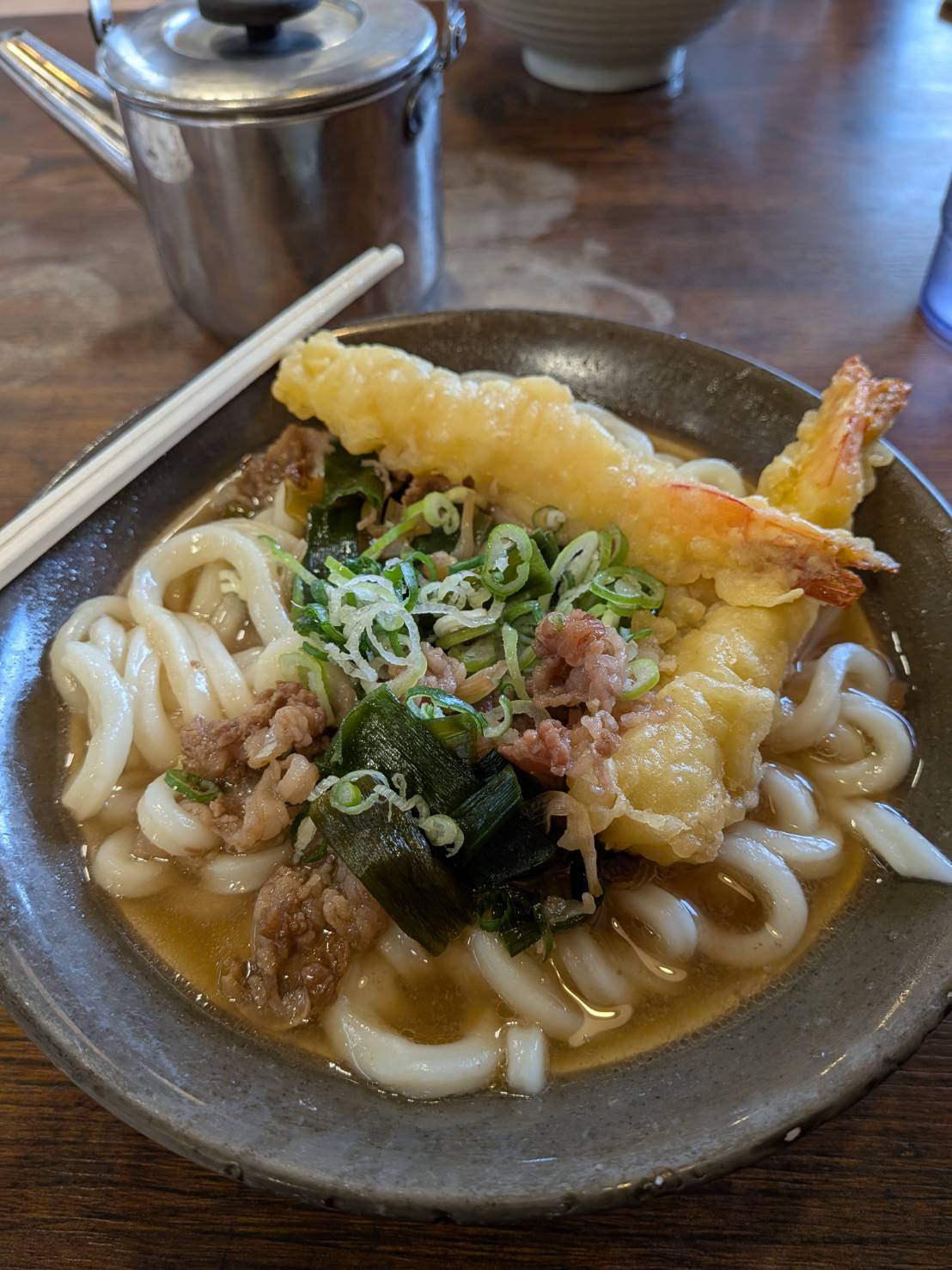 ランチメニュー　えび天肉うどん 伸興トーヨー住器のブログ 写真1