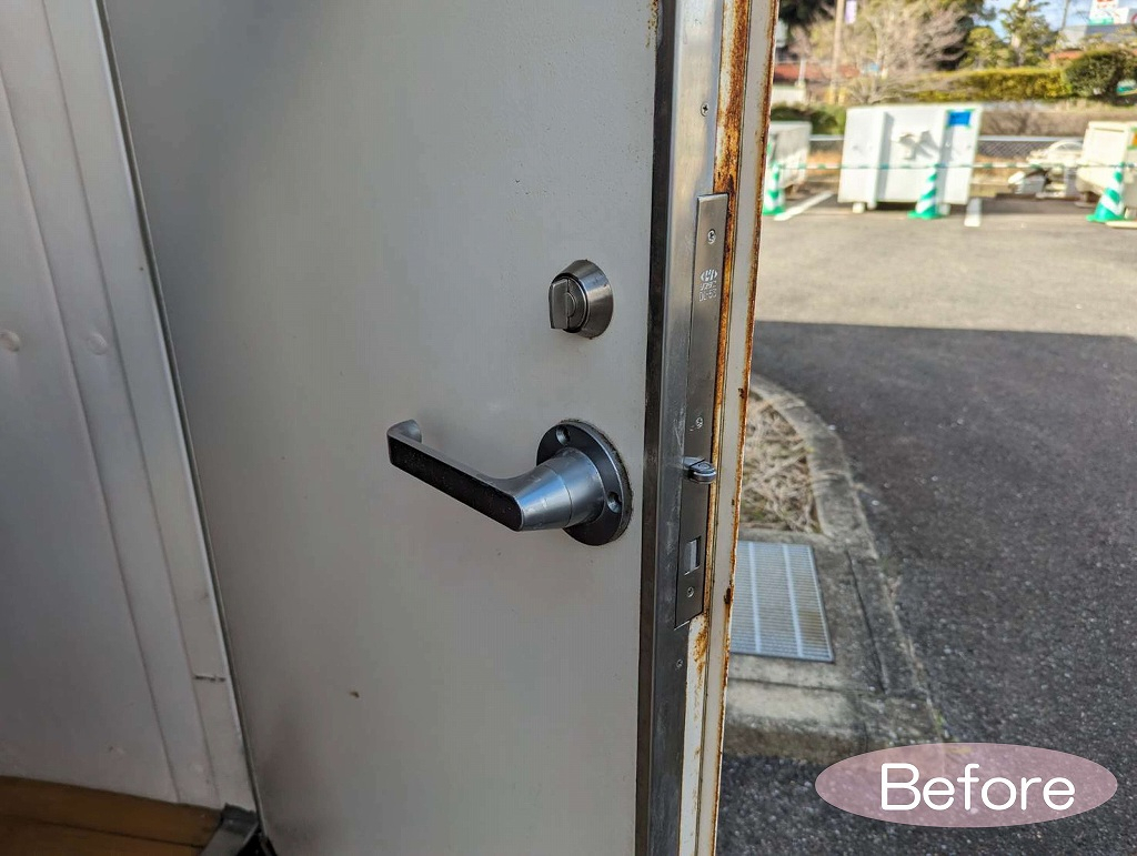 伸興トーヨー住器のドア修繕～グレモンハンドル錠のお取替えの施工前の写真1