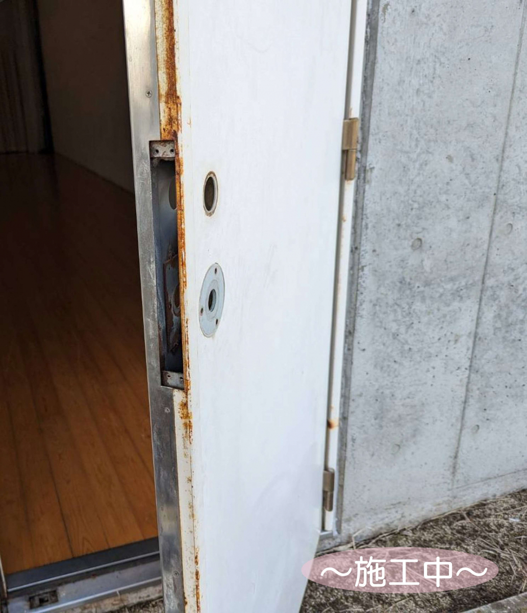 伸興トーヨー住器のドア修繕～グレモンハンドル錠のお取替えの施工前の写真2