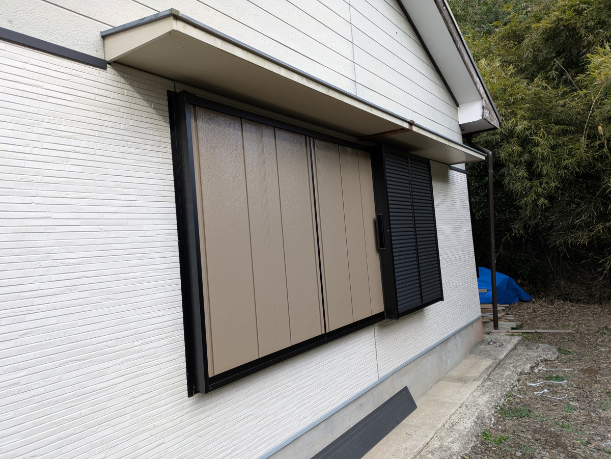 伸興トーヨー住器の防犯対策に後付雨戸の取付しましたの施工後の写真2
