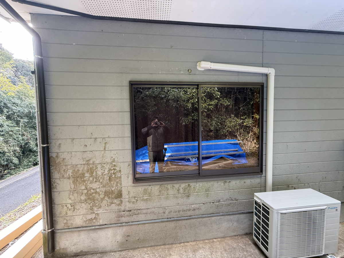 伸興トーヨー住器の防犯対策に後付雨戸の取付しましたの施工前の写真1