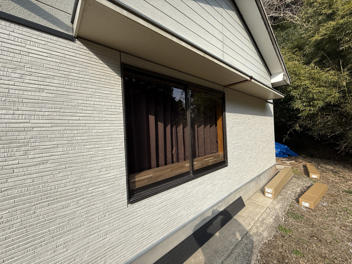 伸興トーヨー住器の防犯対策に後付雨戸の取付しましたの施工前の写真2