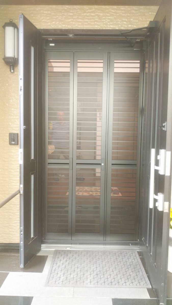 伸興トーヨー住器の玄関ドア用ハイグレード網戸　金属製ネットとカギ付ロックでセキュリティも充実の施工後の写真1