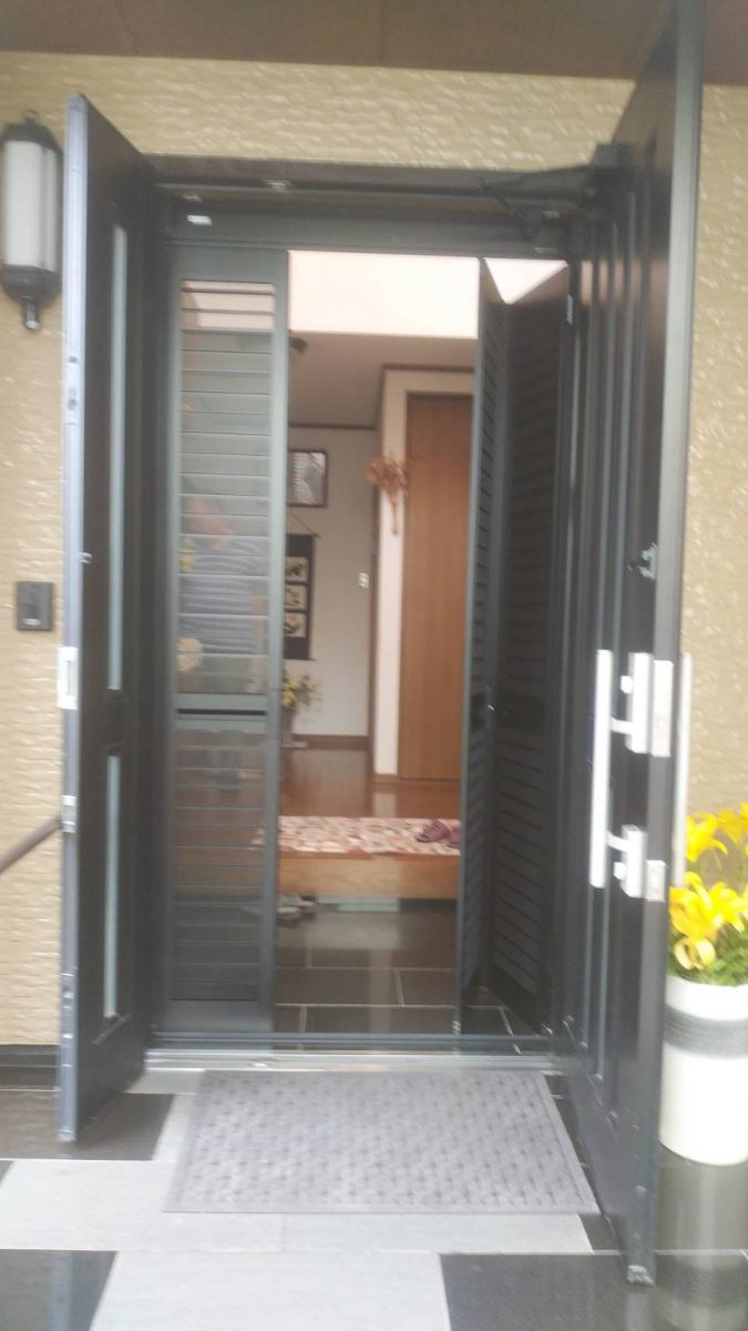 伸興トーヨー住器の玄関ドア用ハイグレード網戸　金属製ネットとカギ付ロックでセキュリティも充実の施工後の写真2