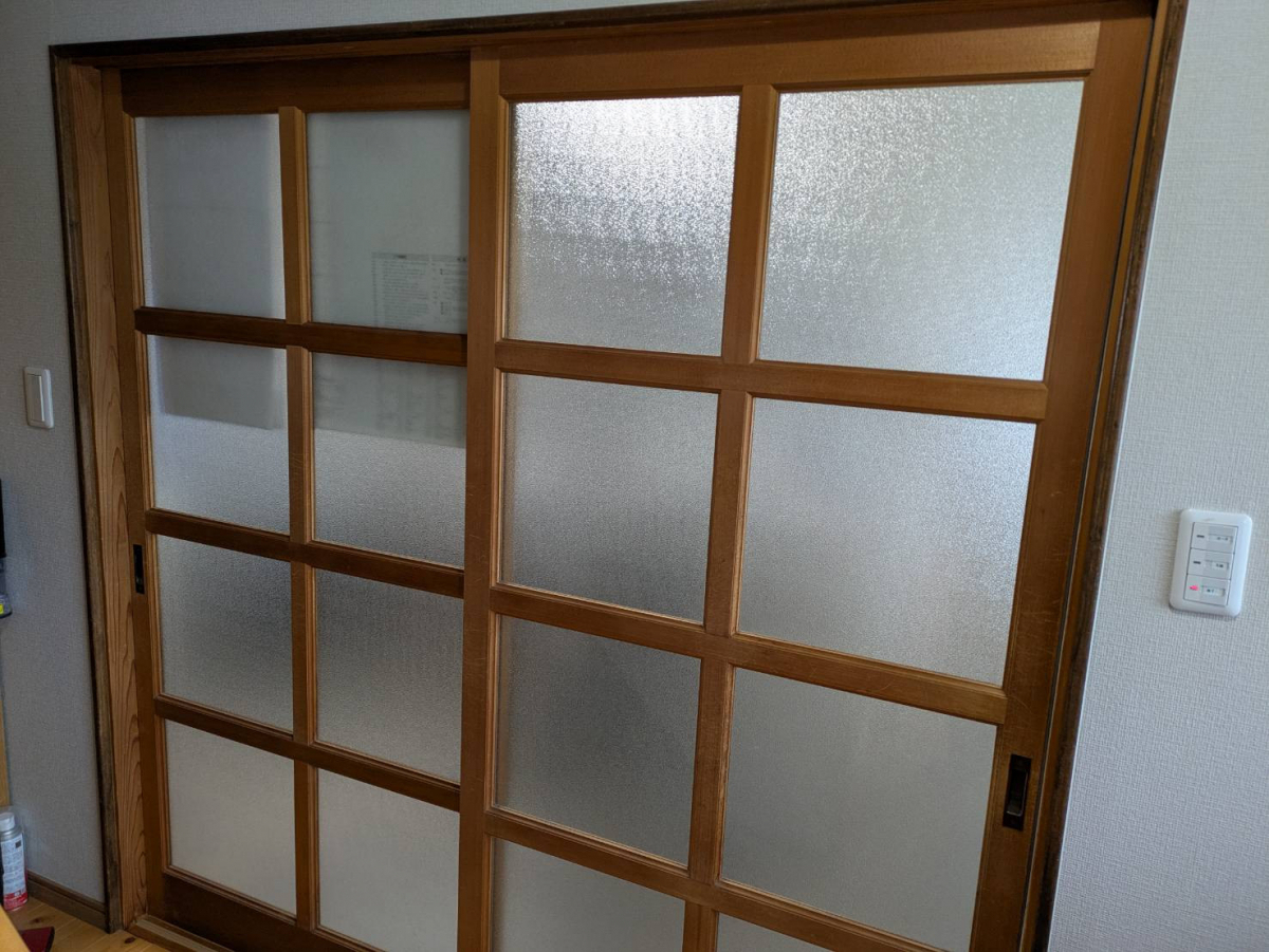 伸興トーヨー住器の木製引戸をラシッサ引戸にお取替えの施工前の写真1