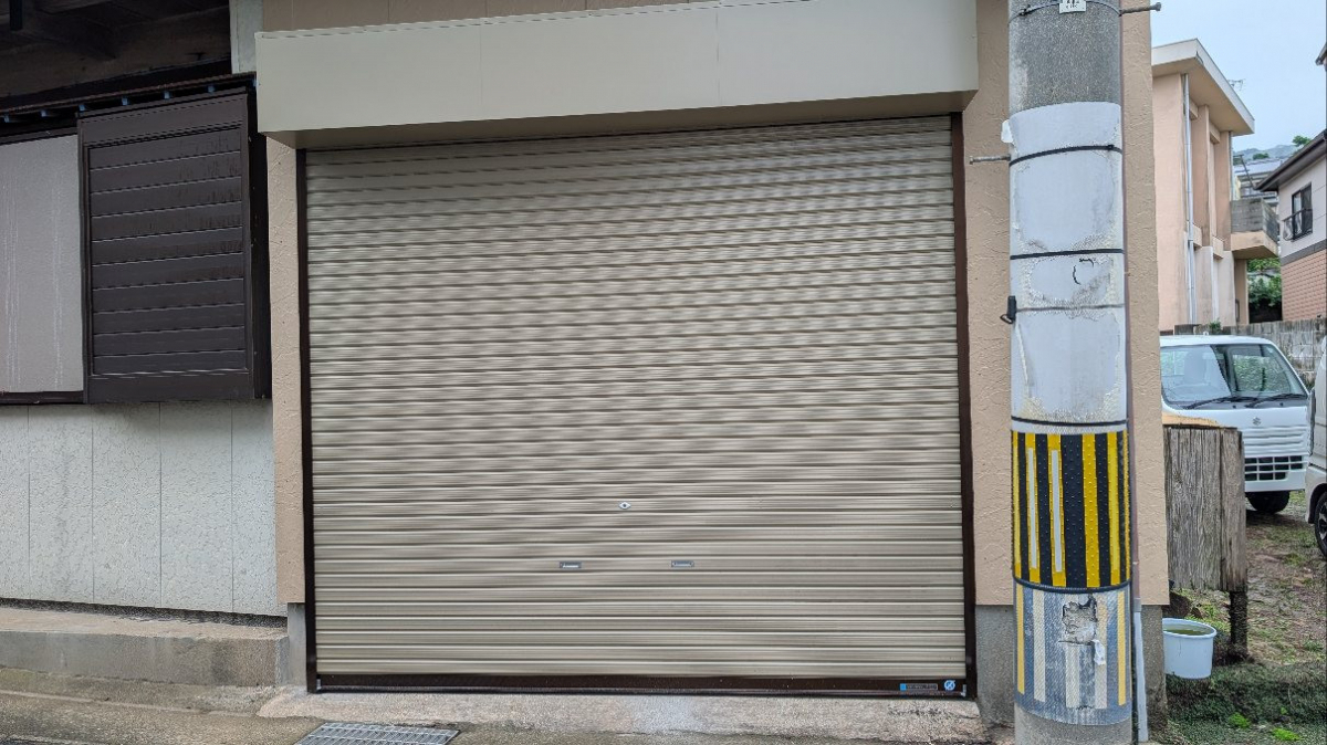 伸興トーヨー住器の塩害に強いシャッターへ取替の施工後の写真1