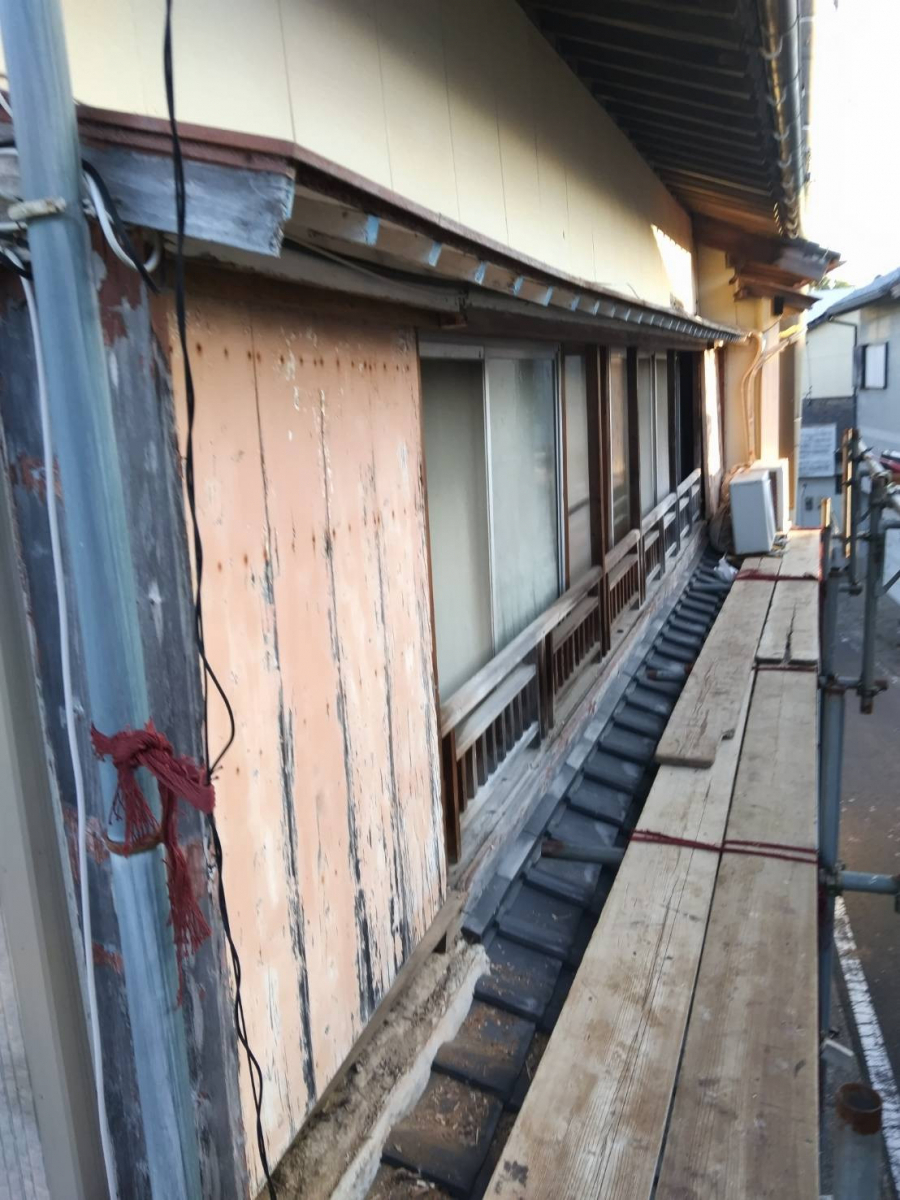 伸興トーヨー住器の補助金活用 雨戸サッシのお取替えの施工前の写真2