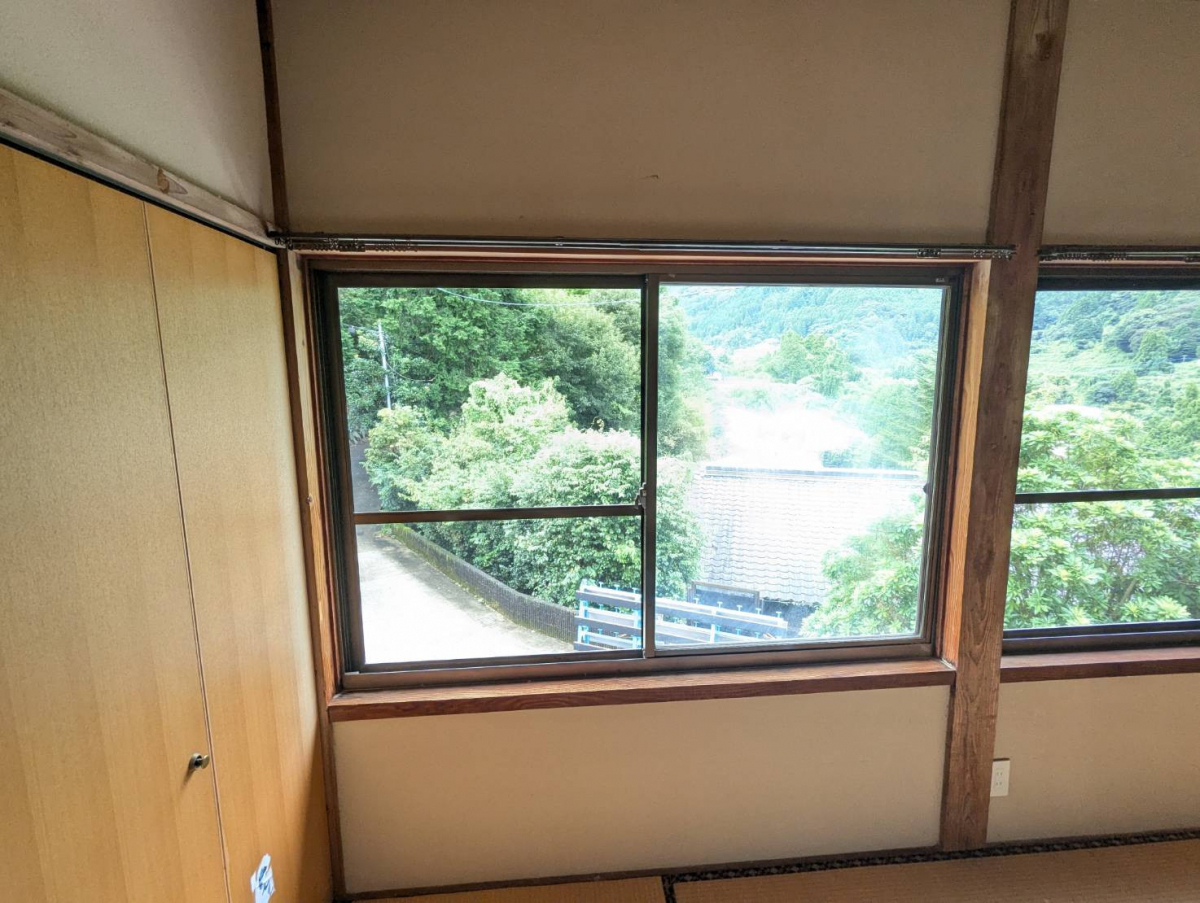 伸興トーヨー住器の内窓インプラスで寝室を快適に！の施工前の写真1