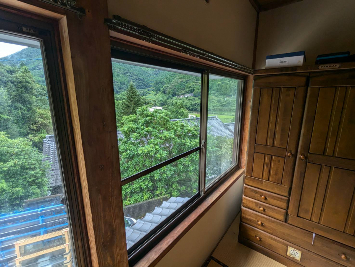 伸興トーヨー住器の内窓インプラスで寝室を快適に！の施工前の写真2