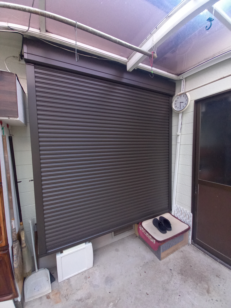 伸興トーヨー住器の1dayリフォーム  リフォームシャッターの施工後の写真1