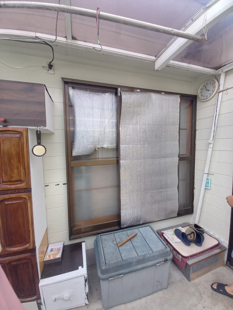 伸興トーヨー住器の1dayリフォーム  リフォームシャッターの施工前の写真1