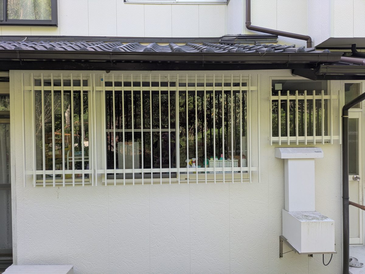 伸興トーヨー住器の防犯対策！アルミ面格子を取付の施工後の写真1