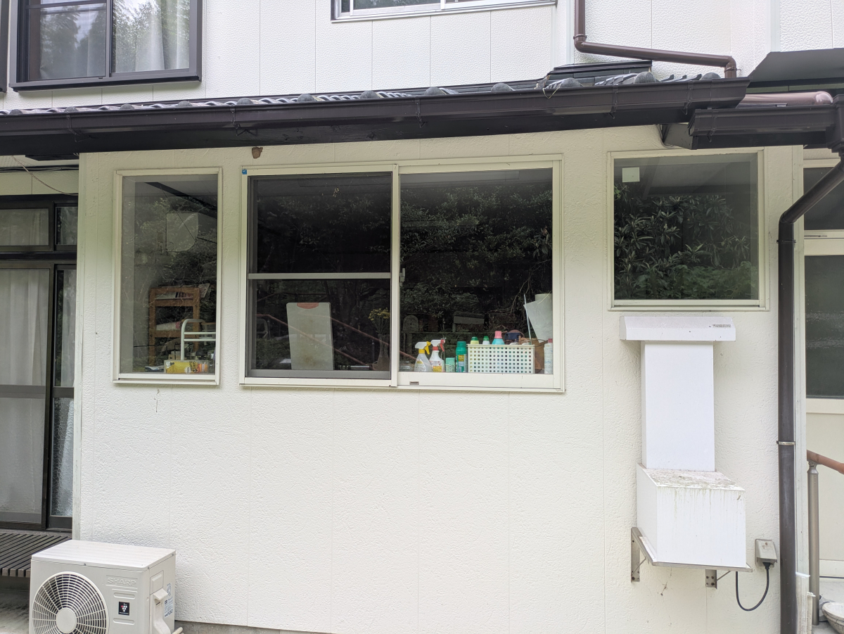 伸興トーヨー住器の防犯対策！アルミ面格子を取付の施工前の写真1