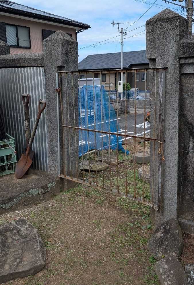 伸興トーヨー住器の裏口門扉のお取替えの施工前の写真1